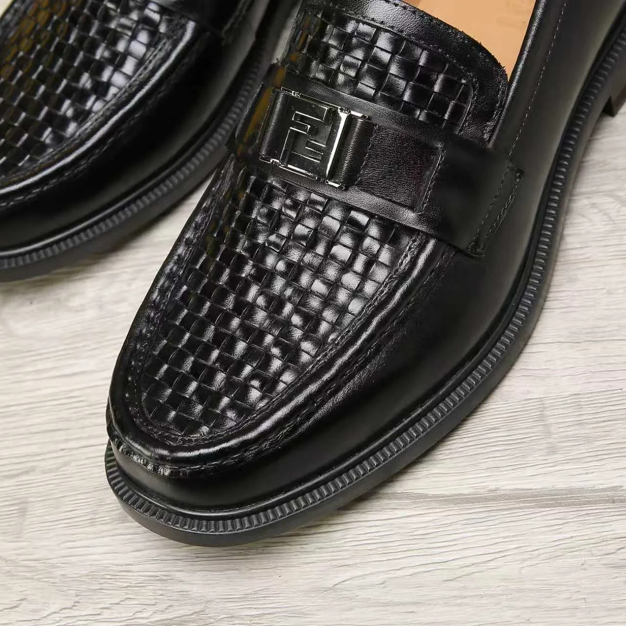 Men's men's shoes 💰 540 💰 Water dyed cowhide 🆘 The latest FENDI ( Fendi ) new casual leather shoes 🕶️🕶️ Simple routing effect, showing an elegant and cool driving shoe 🎬Made of Italian 🇮🇹 imported calfskin + first-layer water-dyed cowhide lining🐂Excellent material🎬Detailed workmanship 🤗Comfortable foot feel➰➰. ​Pair it with any outfit to show your taste and temperament, low-key luxury ♻️Design ​simple and elegant ​noble and fashionable 🍃​Very loved and favored by trendy men 💓❤️Size: 38-44 2⃣️colors available